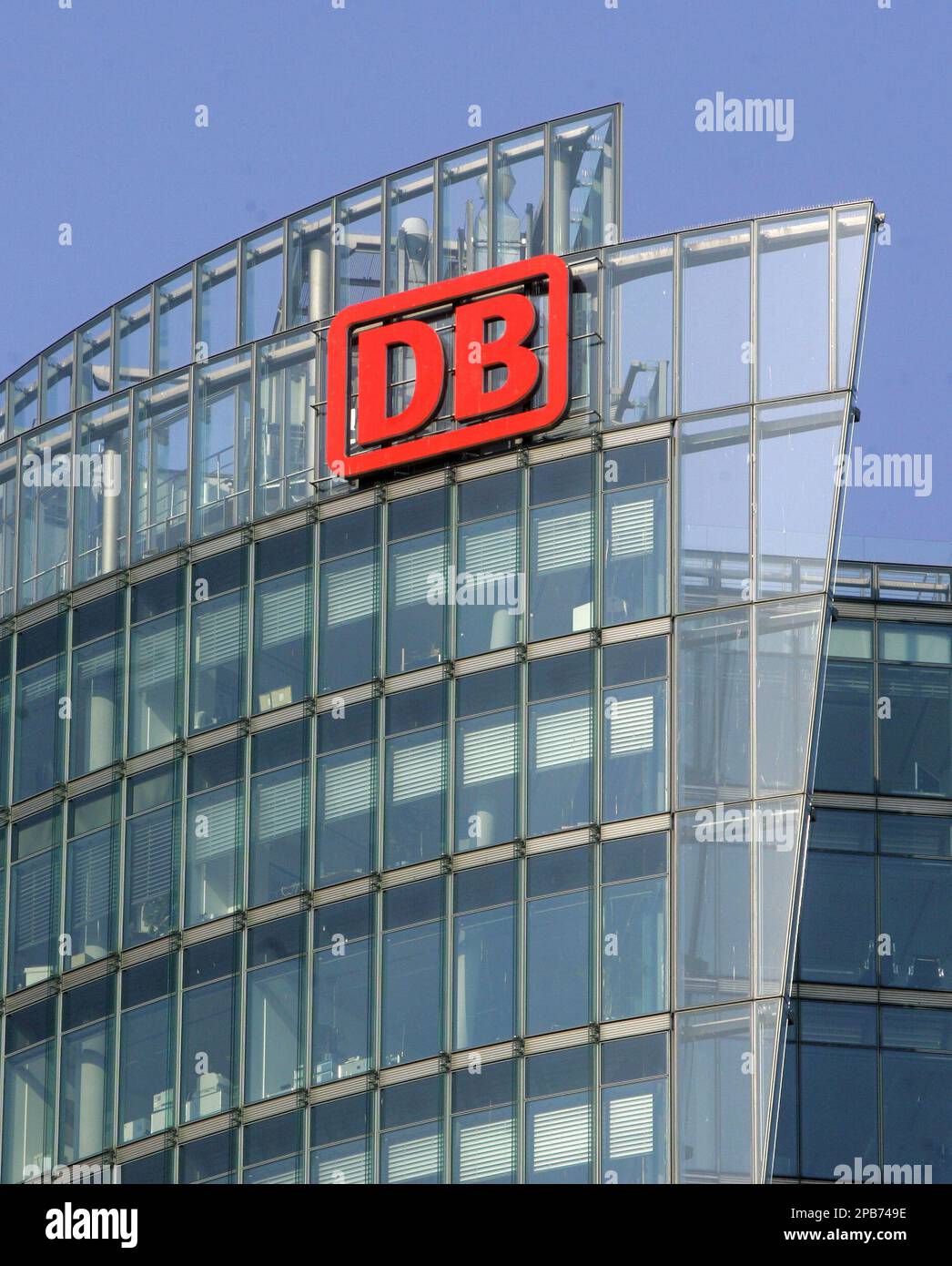 ** ARCHIV ** Blick auf die Zentrale der Deutschen Bahn AG, fotografiert