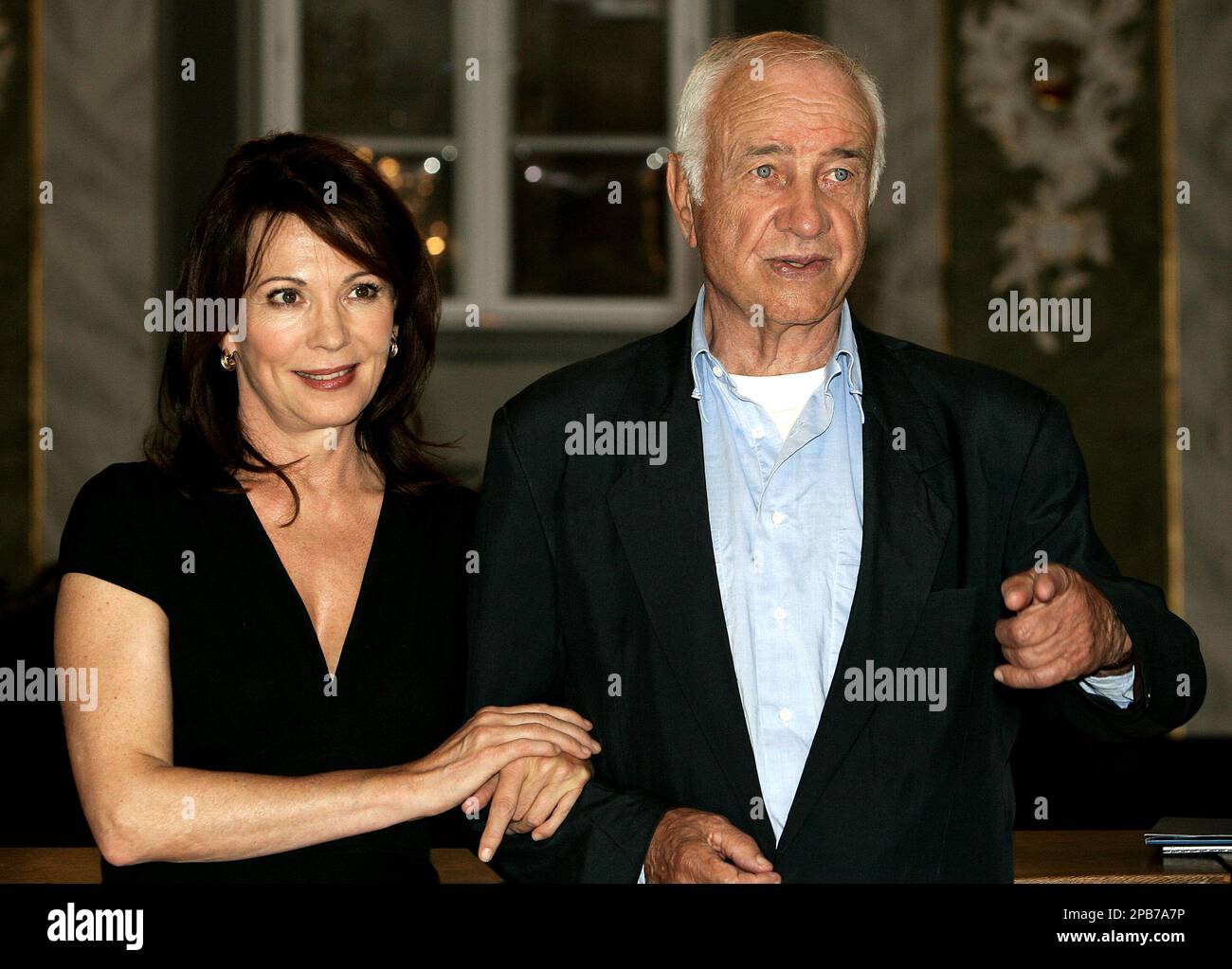 Die schauspieler iris berben und armin mueller stahl posieren am montag