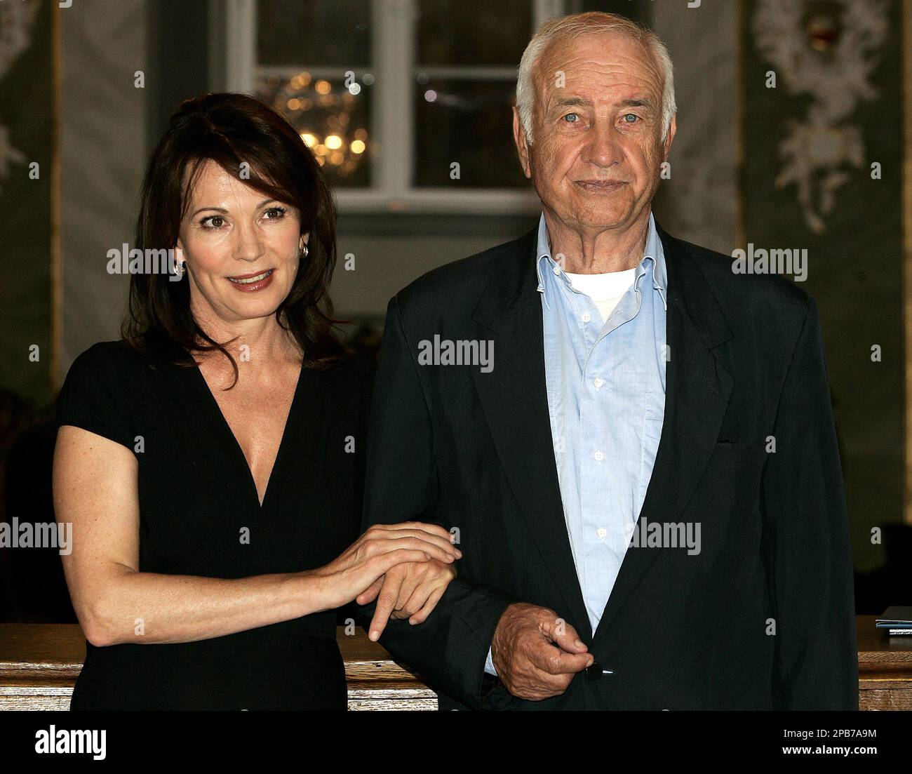Die schauspieler iris berben und armin mueller stahl posieren am montag