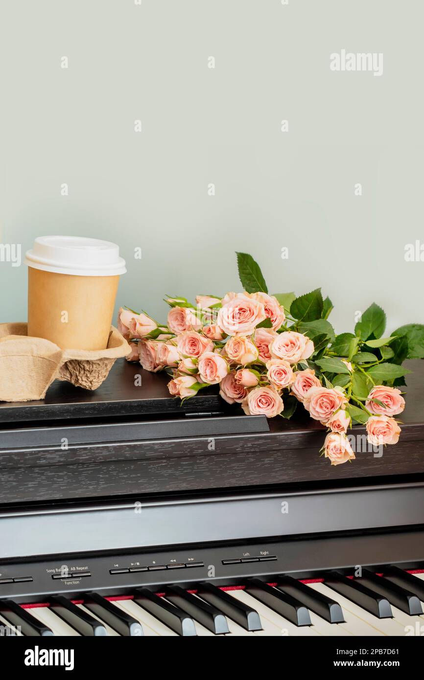 Printemps romantique composition de vacances avec piano avec roses et deux tasses de café. Leçons de piano et passe-temps. Concept de rencontres ou d'amour. Fête des mères, femmes Banque D'Images