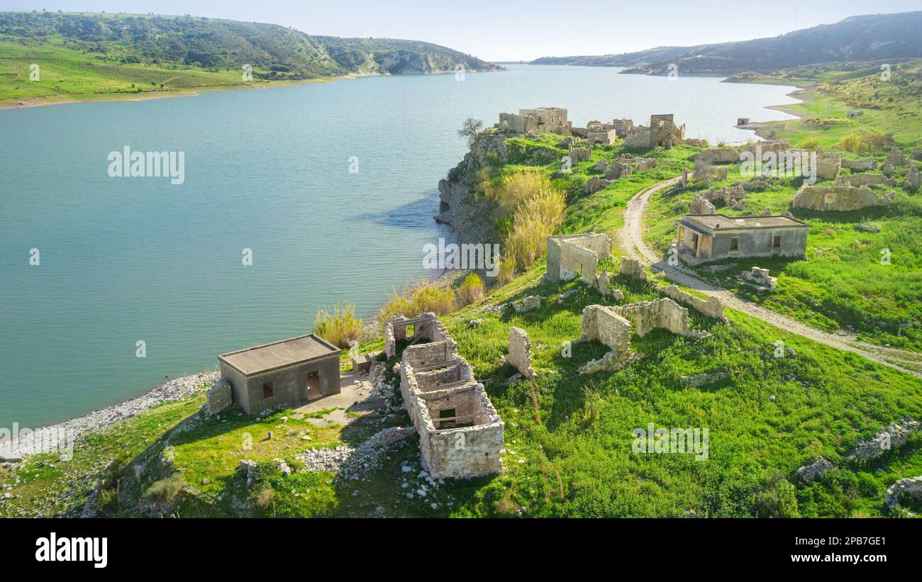 Ruines d'un village abandonné dans le district de Paphos à Chypre. Le village de Foinikas a été abandonné à la suite de l'invasion turque en 1974 Banque D'Images