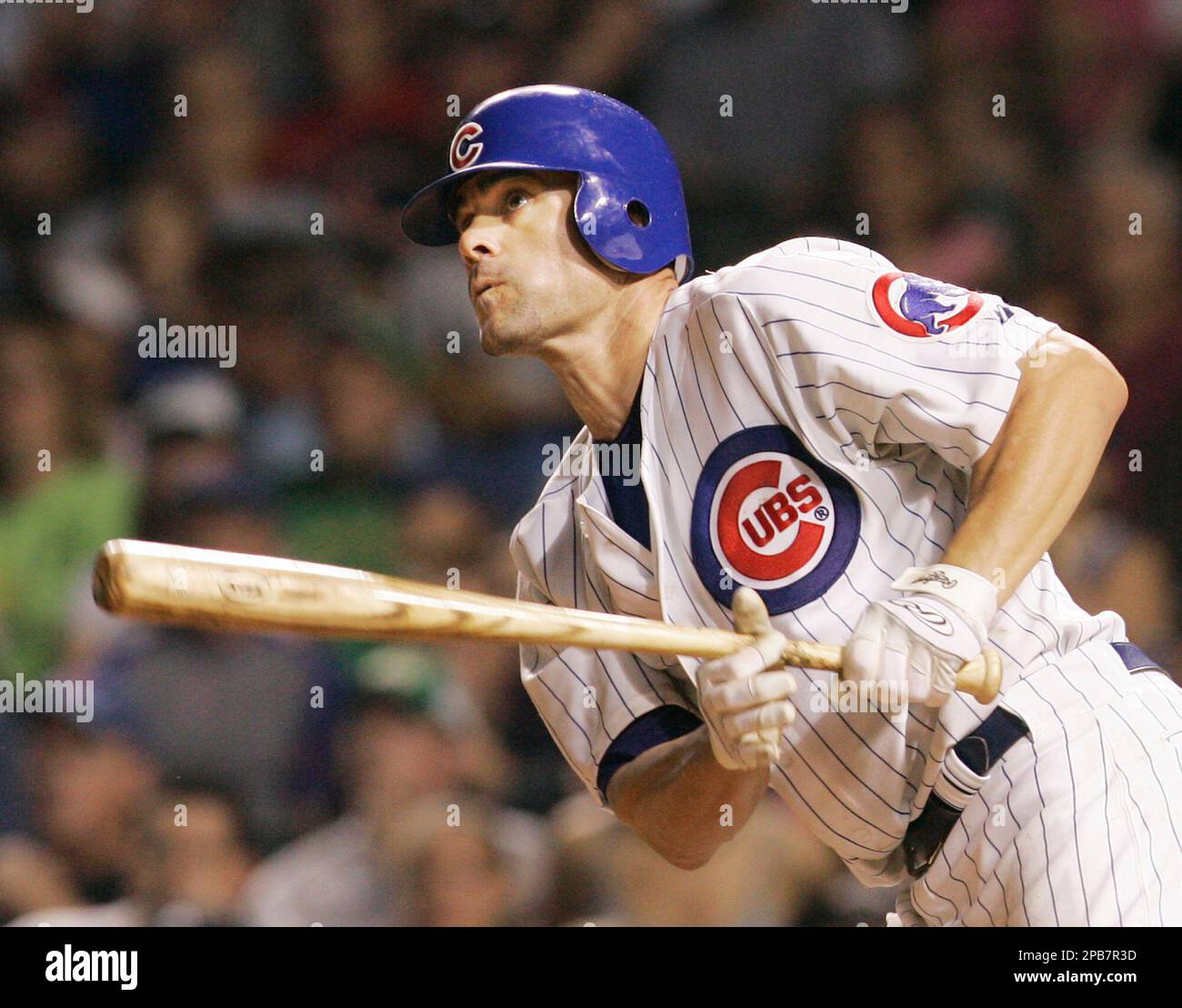 Chicago Cubs catcher Jason Kendall watches his two-run home run, that also scored Ryan Theriot, during the fifth inning of their baseball game against the Cincinnati Reds at Wrigley Field in Chicago, Wednesday, Aug. 15, 2007. (AP Photo/Charles Rex Arbogast) Banque D'Images
