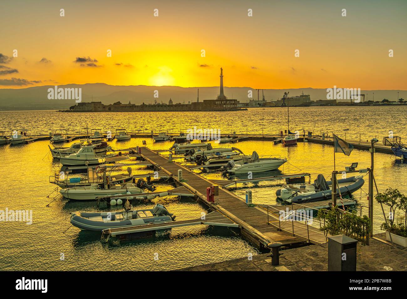 Coucher de soleil coloré sur le port de plaisance de Neptune à Messina. Bateaux amarrés aux quais flottants du port. Messine, Sicile, Italie, Europe Banque D'Images