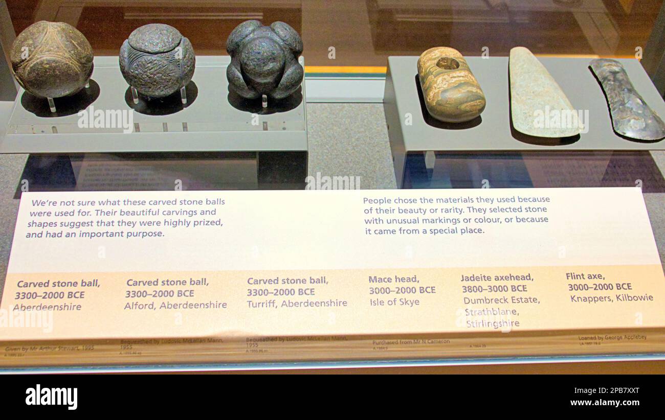 le musée et les galeries d'art de glasgow exposent des pétrosphères de têtes de hax néolithique ou des billes de pierre sculptées Banque D'Images