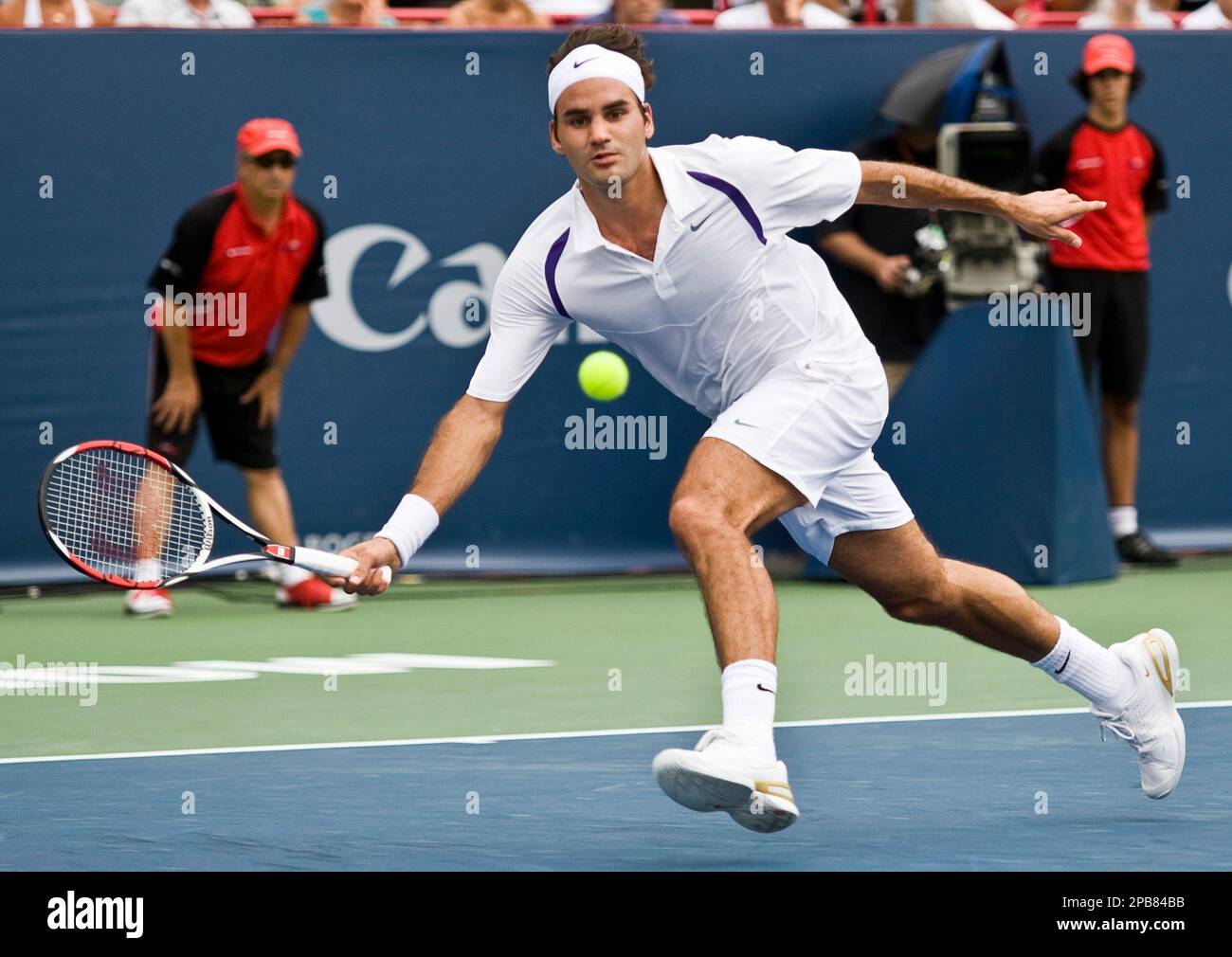 Roger Federer from Switzerland runs for the ball to return to Novak Djokovic from Serbia in the final at the Rogers Cup Sunday, August 12, 2007 in Montreal. Djokovic beat Federer 7-6 (2), 2-6, 7-6 (2). (AP Photo/Paul Chiasson, CP) Banque D'Images