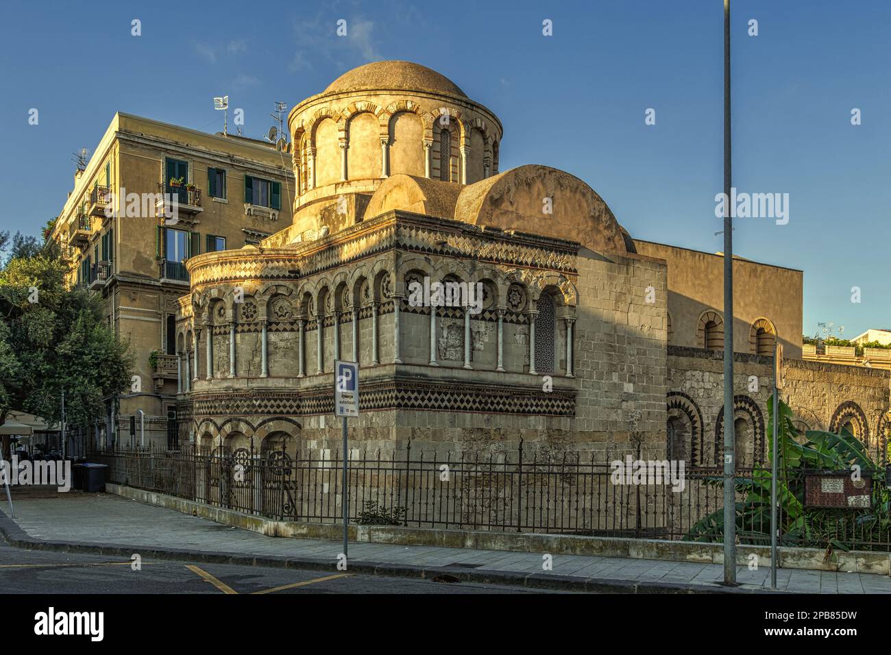 L'église de la Santissima Annunziata dei Catalani, dans laquelle les styles byzantin, roman, arabe et gothique se mélangent magnifiquement. Messine, Sicile Banque D'Images