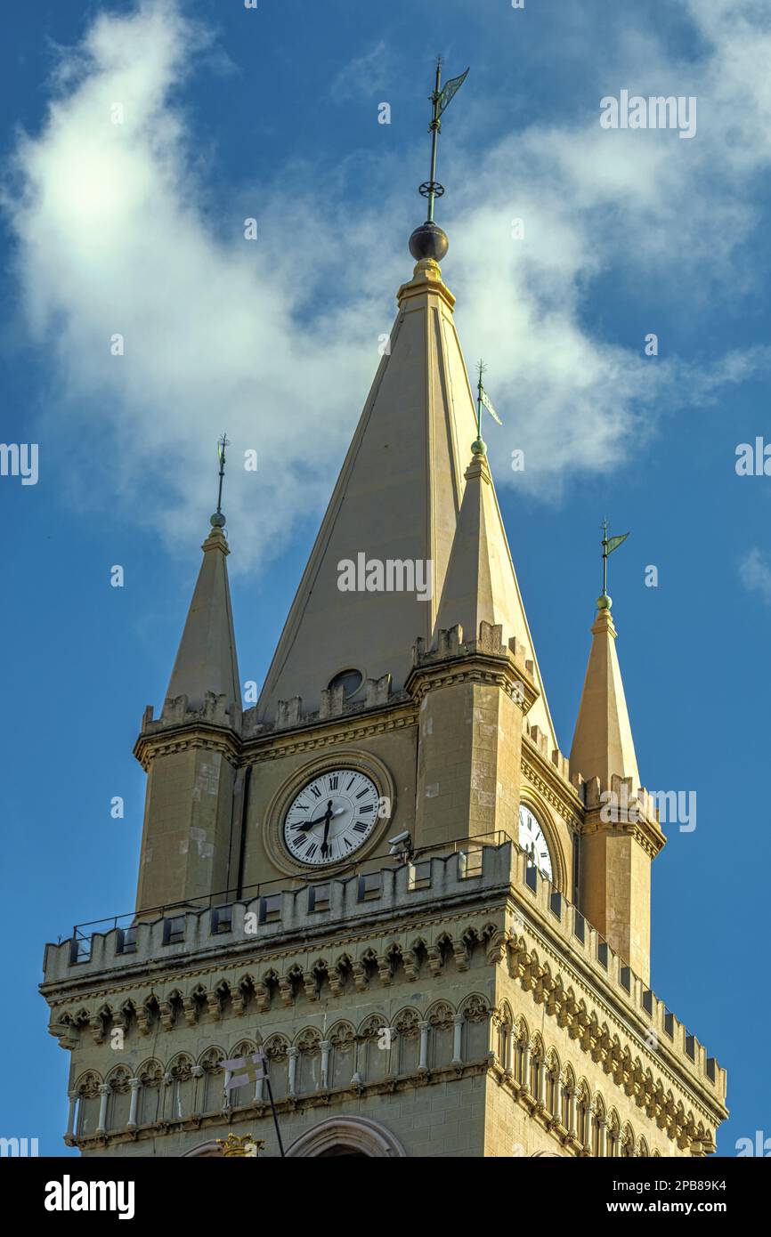 Les horloges au sommet du clocher de la cathédrale de Messine avec les spires et le belvédère de la tour. Messine, Sicile, Italie, Europe Banque D'Images