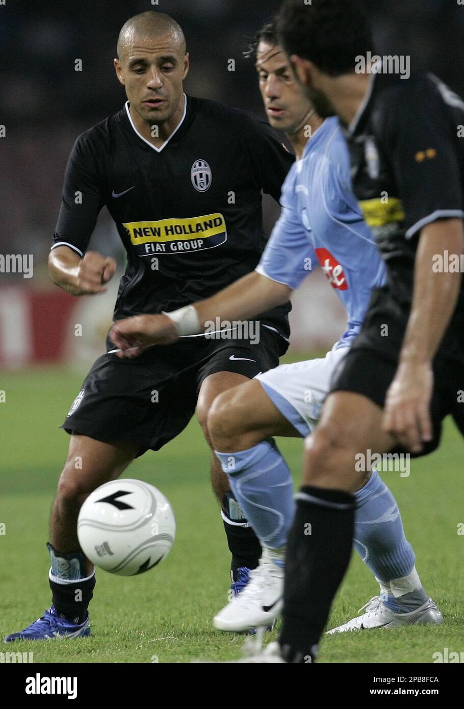 Juventus' Sergio Bernardo Almiron, of Argentina, left, and Napoli's Emanuele Calaio' in action during an exhibition tournament soccer match in Naples, Italy, Wednesday, Aug. 8, 2007. (AP Photo/Pier Paolo Cito) Banque D'Images