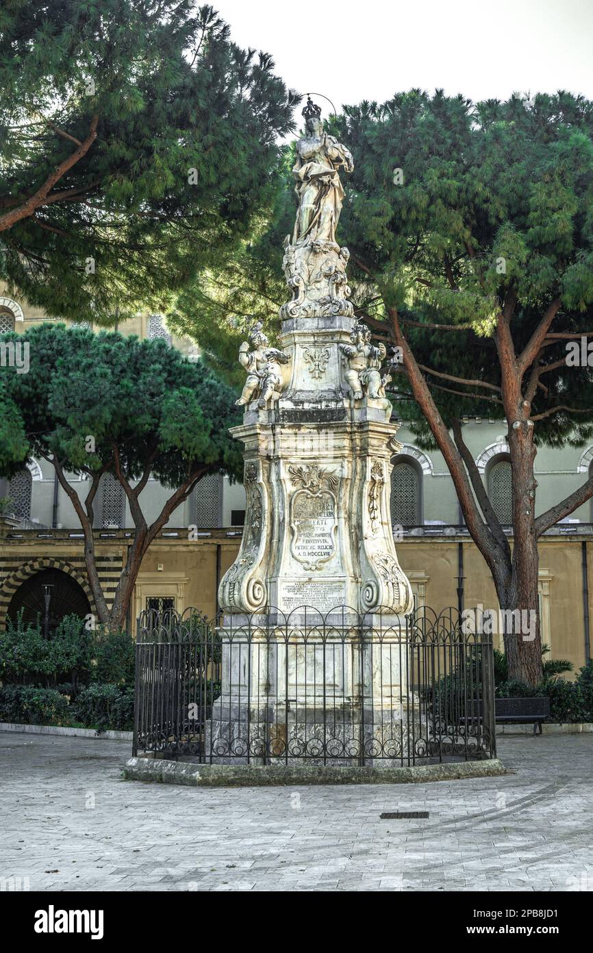 Statue de l'Immaculée conception, située sur une petite place sur le côté de la basilique de Santa Maria Assunta. Messina, Sicile, Italie Banque D'Images