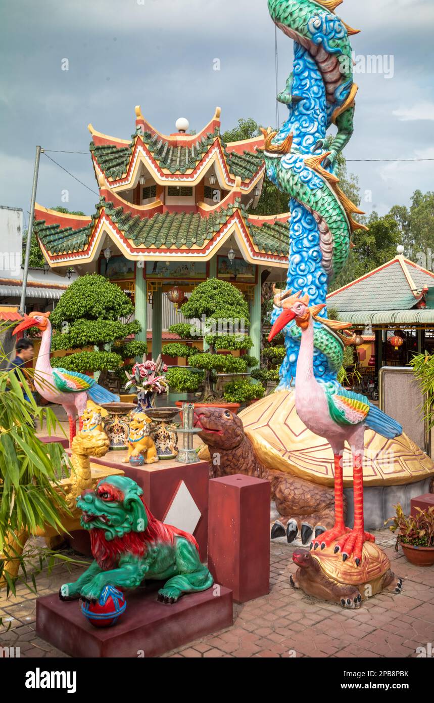 Statues colorées et arbres dans un temple taoïste à Tan Chau dans le delta du Mékong, au Vietnam. Banque D'Images