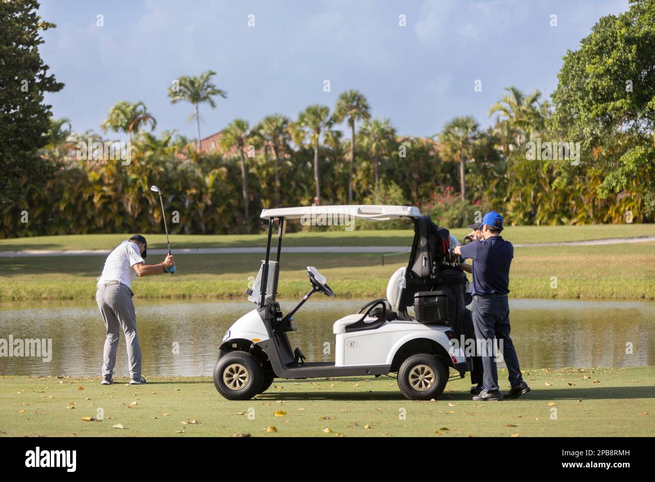 Hommes jouant au golf au parcours de golf de Trump National Doral, Miami, Floride, États-Unis Banque D'Images