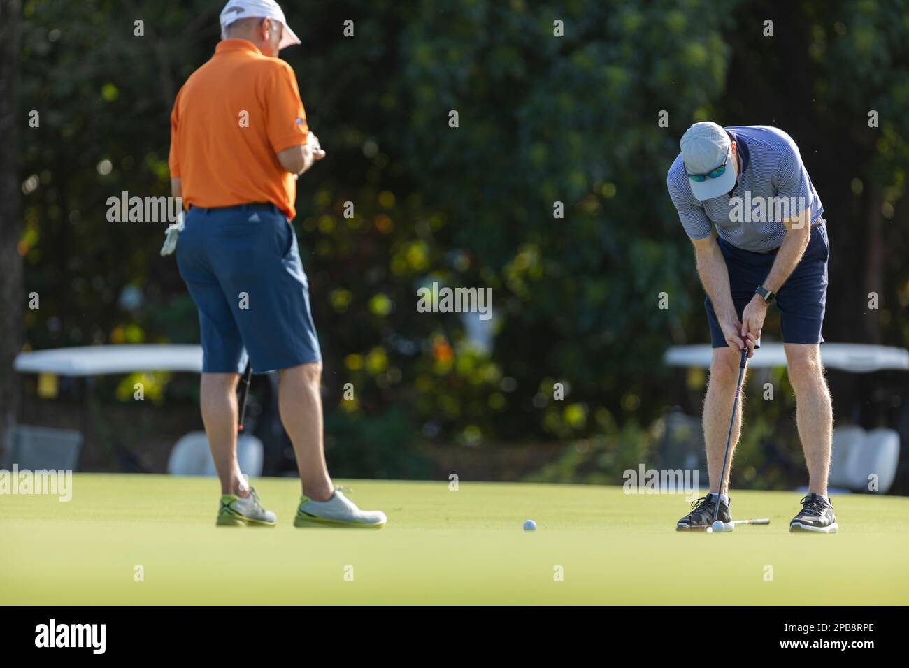 Hommes jouant au golf au parcours de golf de Trump National Doral, Miami, Floride, États-Unis Banque D'Images