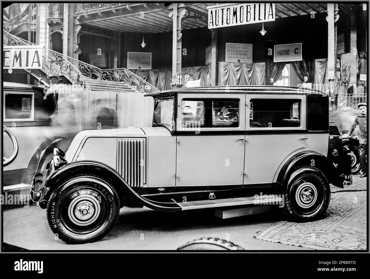 Vintage Paris Motor Show 1927 Renault 8 CV 6 cyl. 'Monasix', carrosserie Renault, berline rigide, [salon de l'auto] 1927 [intérieur du Grand Palais] la Renault Monasix (type RY) était une voiture compacte ou petite voiture familiale fabriquée entre 1927 et 1932 par Renault.Paris France Banque D'Images