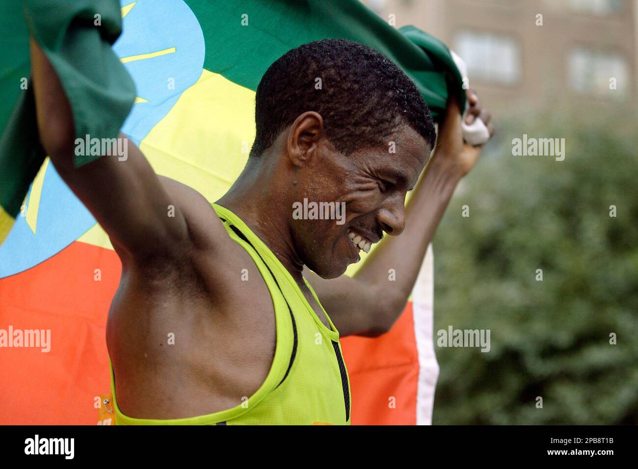 Haile Gebrselassie, from Ethiopia, holds his country's flag after winning the 2nd annual New York City Half-Marathon with an official time of 59 minutes, 24 seconds, Sunday, August 5, 2007. (AP Photo/Stuart Ramson) Banque D'Images