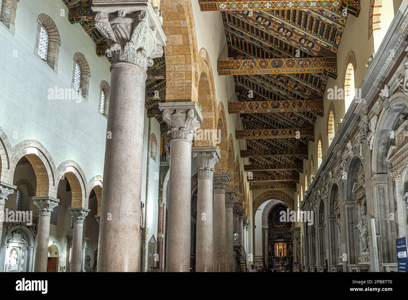 Nef latérale de la basilique de la cathédrale Santa Maria Assunta avec plafond truss décoré et colonnes avec chapiteaux décorés. Messima, Sicile Banque D'Images