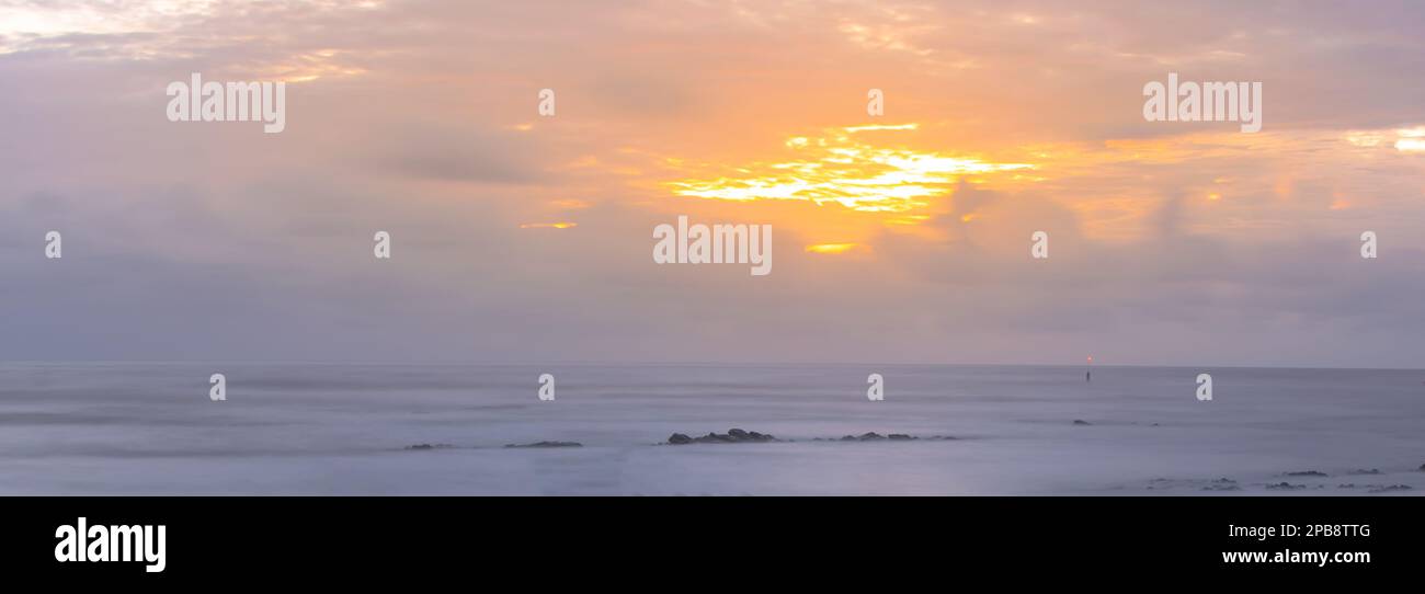 Ciel coloré avec horizon à la mer après le coucher du soleil pendant la soirée. Banque D'Images