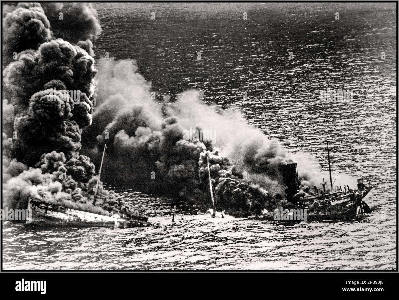 WW2 bataille de l'Atlantique sous-marin nazi Torpedo le pétrolier allié Dixie Arrow a torpillé dans l'océan Atlantique par le sous-marin allemand nazi. Navire en midship qui s'émiette sous la chaleur du feu, s'installe vers le fond de l'océan, 26 mars 1942 Banque D'Images