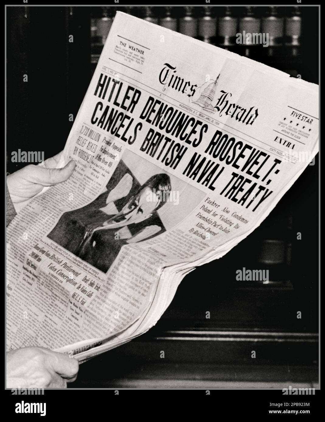 Adolf Hitler discours 1939 fois Herald journal Headline, HITLER DÉNONCE ROOSEVELT: ANNULE LE TRAITÉ NAVAL BRITANNIQUE. Signifie la fin des pourparlers de paix, dit le sénateur Borah. Washington, D.C., 28 avril. Le sénateur William E. Borah, républicain de l'Idaho, doyen de la commission des relations étrangères du Sénat, après avoir lu le discours d'Adolph Hitler, a déclaré aujourd'hui aux nouveaux membres qu'il considérait que « cela devait mettre fin à de nouvelles discussions sur la paix dans le monde ». Banque D'Images