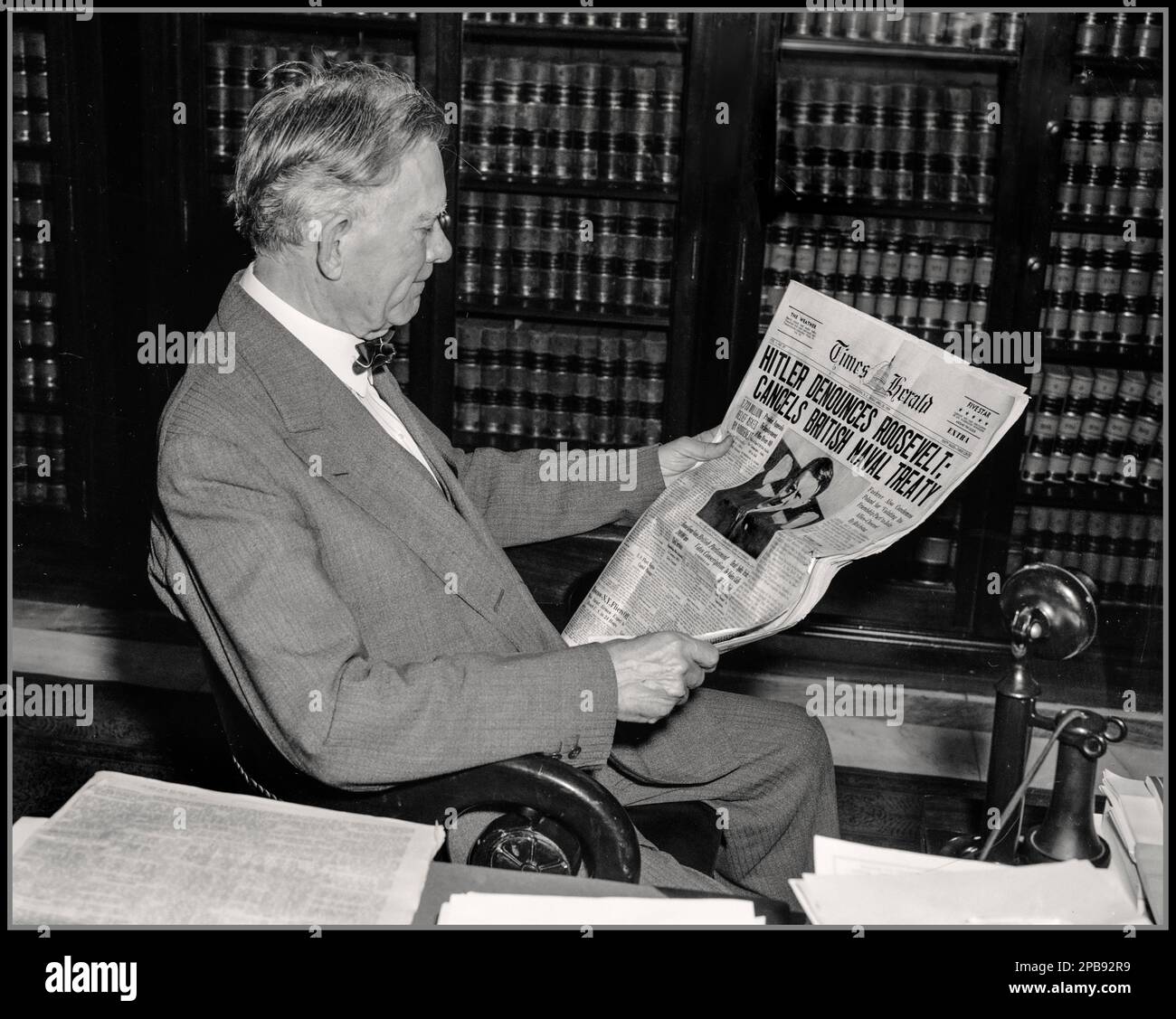 Adolf Hitler discours 1939 fois Herald journal Headline, HITLER DÉNONCE ROOSEVELT: ANNULE LE TRAITÉ NAVAL BRITANNIQUE. Signifie la fin des pourparlers de paix, dit le sénateur Borah. Washington, D.C., 28 avril. Le sénateur William E. Borah, républicain de l'Idaho, doyen de la commission des relations étrangères du Sénat, après avoir lu le discours d'Adolph Hitler, a déclaré aujourd'hui aux nouveaux membres qu'il considérait que « cela devait mettre fin à de nouvelles discussions sur la paix dans le monde ». Banque D'Images