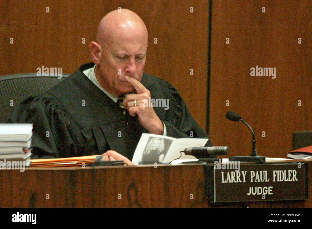 Superior Court Judge Larry Paul Fidler reviews a letter containing a photograph of Lana Clarkson during the murder trial of music producer Phil Spector in Los Angeles, Thursday, Aug. 2, 2007. Spector, 67, is accused of fatally shooting actress Lana Clarkson on Feb. 3, 2003. (AP Photo/Joshua Gates Weisberg, Pool) Banque D'Images