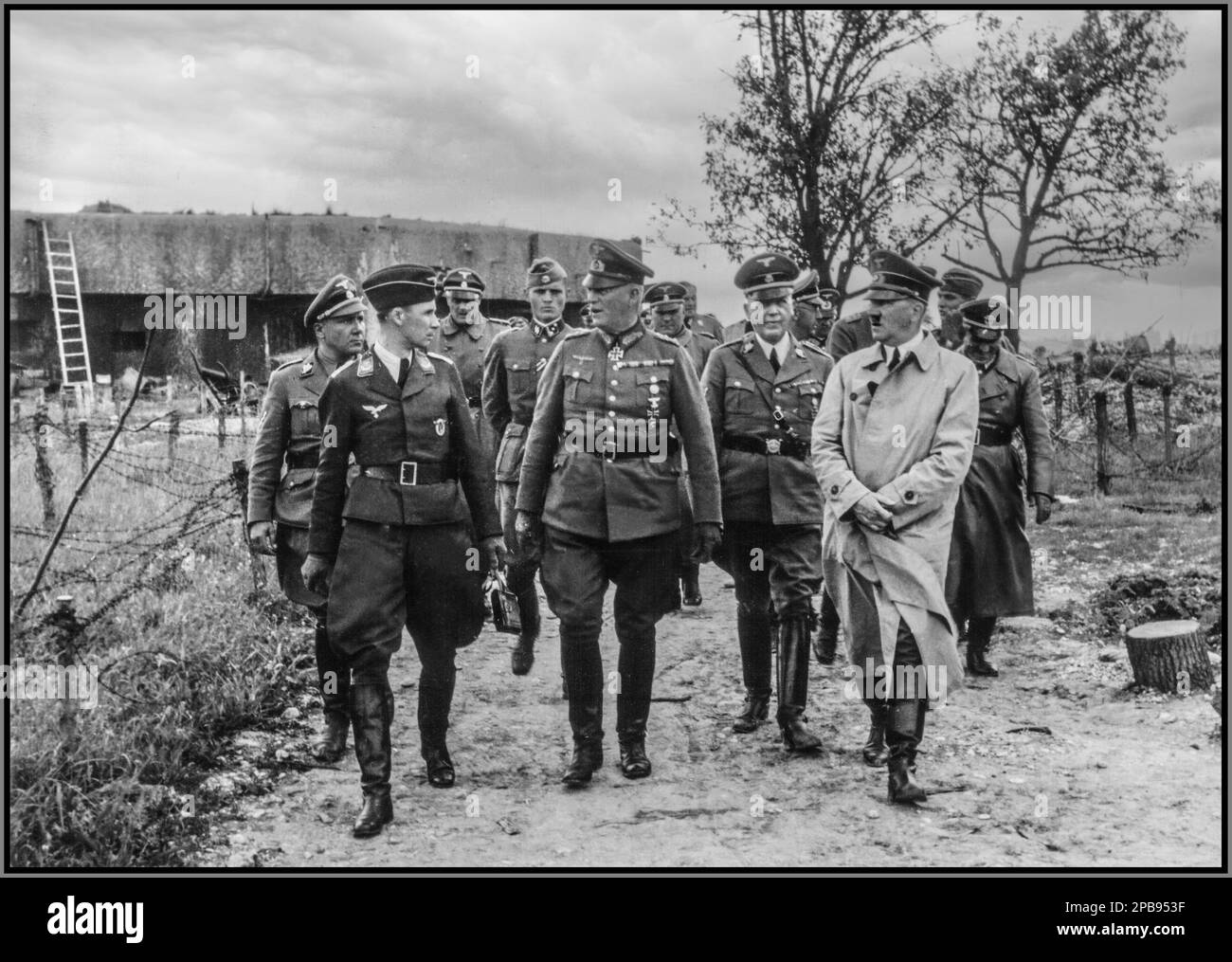 WW2 ligne Maginot Adolf Hitler, maréchal Wilhelm Keitel (première ligne, au centre) et d'autres officiers inspectent les fortifications. Le fort de Schoenenbourg, la fortification la plus importante de la ligne Maginot en Alsace. Personnes représentées Nicolaus von Below, Wilhelm Keitel, Adolf Hitler et officiers de haut rang SS et Wehrmacht Date juin 1940 Banque D'Images