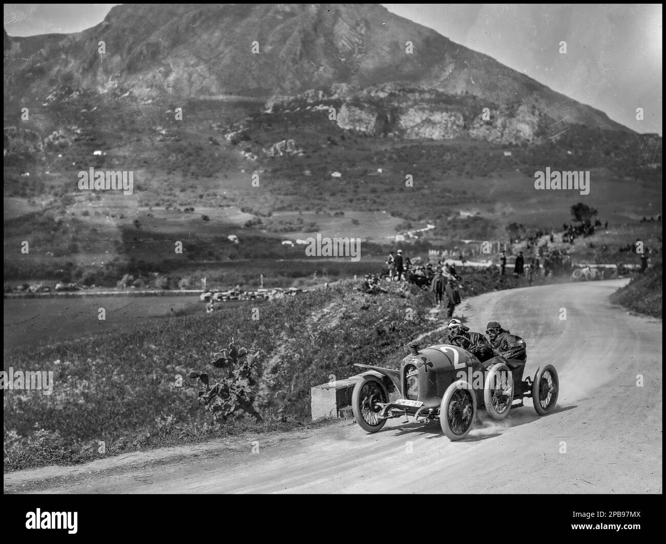 COURSE automobile TARGA FLORIO 1922 Lambert Pöcher dans son Austro-Daimler à la course de piste brute Targa Florio 1922. 2 avril 1922 Sicile Italie Banque D'Images