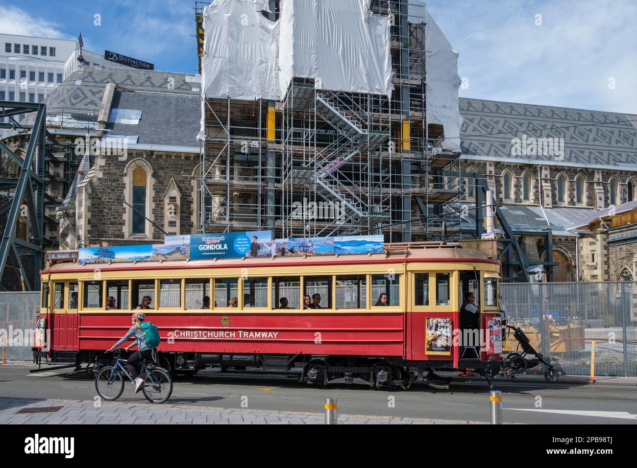 Un tramway passant par la cathédrale de Christchurch faisant l'objet d'importantes réparations structurelles causées par le tremblement de terre de 2011, Christchurch, South Island, Nouvelle-Zélande, 2022 Banque D'Images