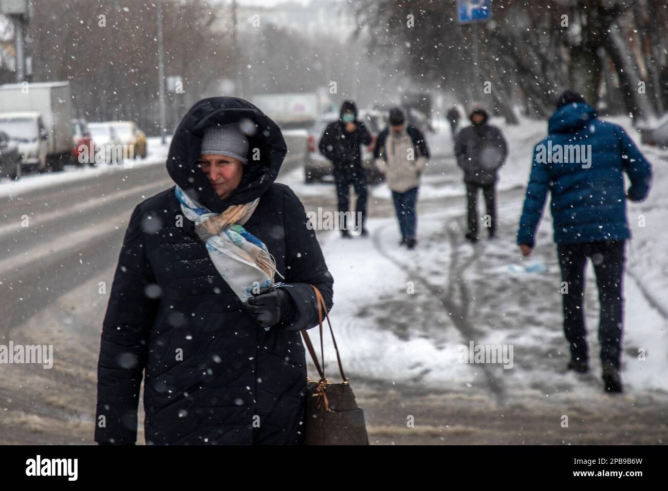 Moscou, Russie. 12th mars 2023. Personnes marchant dans un quartier résidentiel de Moscou pendant une chute de neige et un vent violent, Russie Banque D'Images