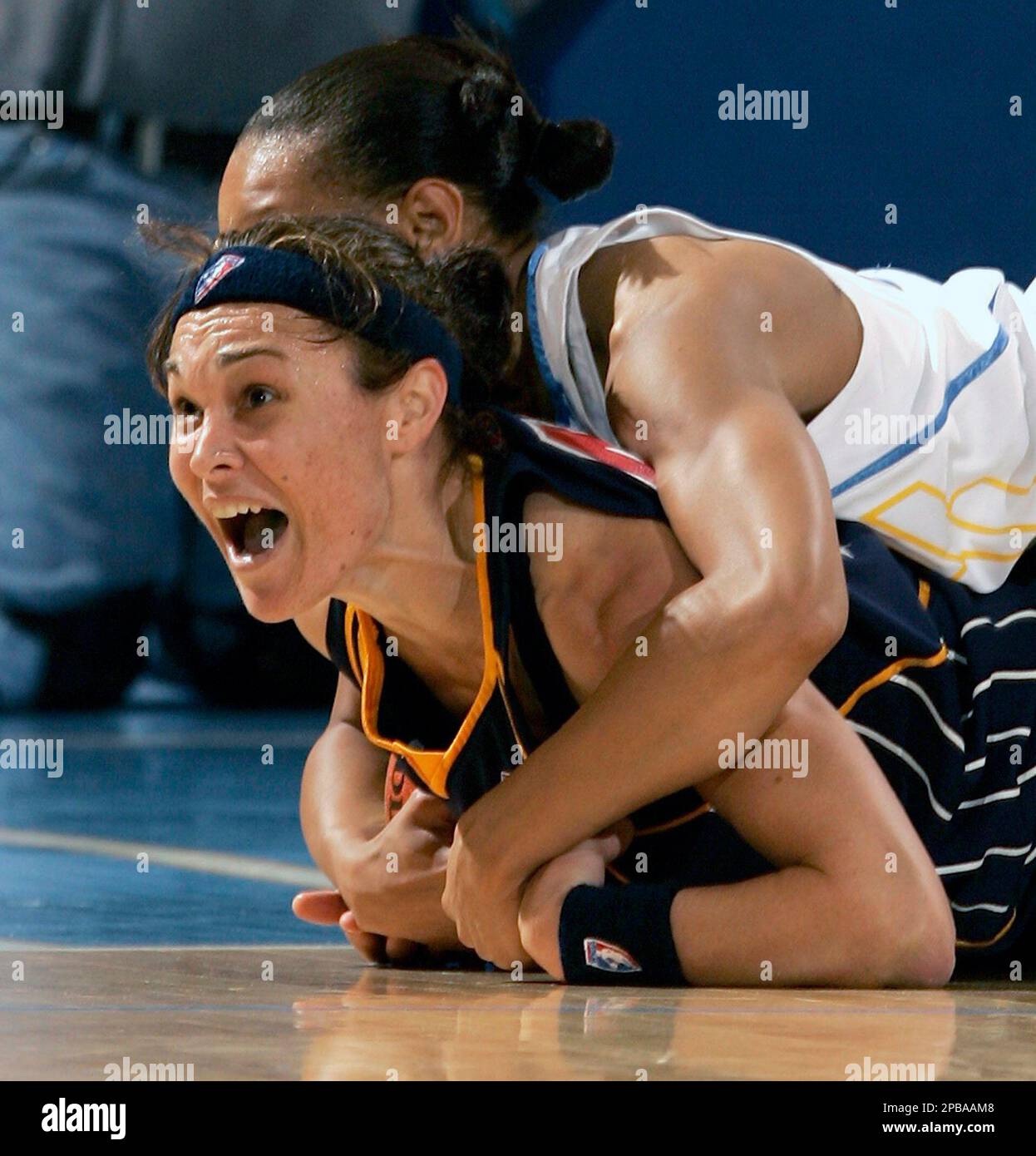 Indiana Fever's Tully Bevilaqua, front, yells for a timeout as Chicago Sky's Armintie Price tries to get the ball out from under her during the third quarter of a WNBA basketball game in Chicago on Saturday, July 21, 2007. The Sky won 68-65. (AP Photo/Brian Kersey) Banque D'Images