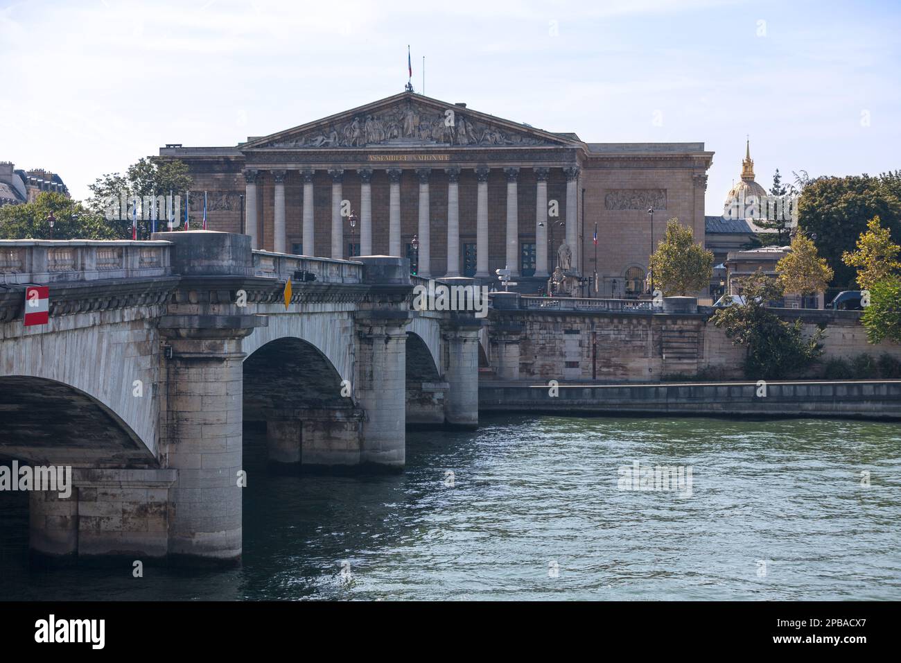 Palais Bourbon, siège de l'Assemblée nationale, pont de la Concorde traversant la Seine et dôme doré des Invalides à Paris. Banque D'Images