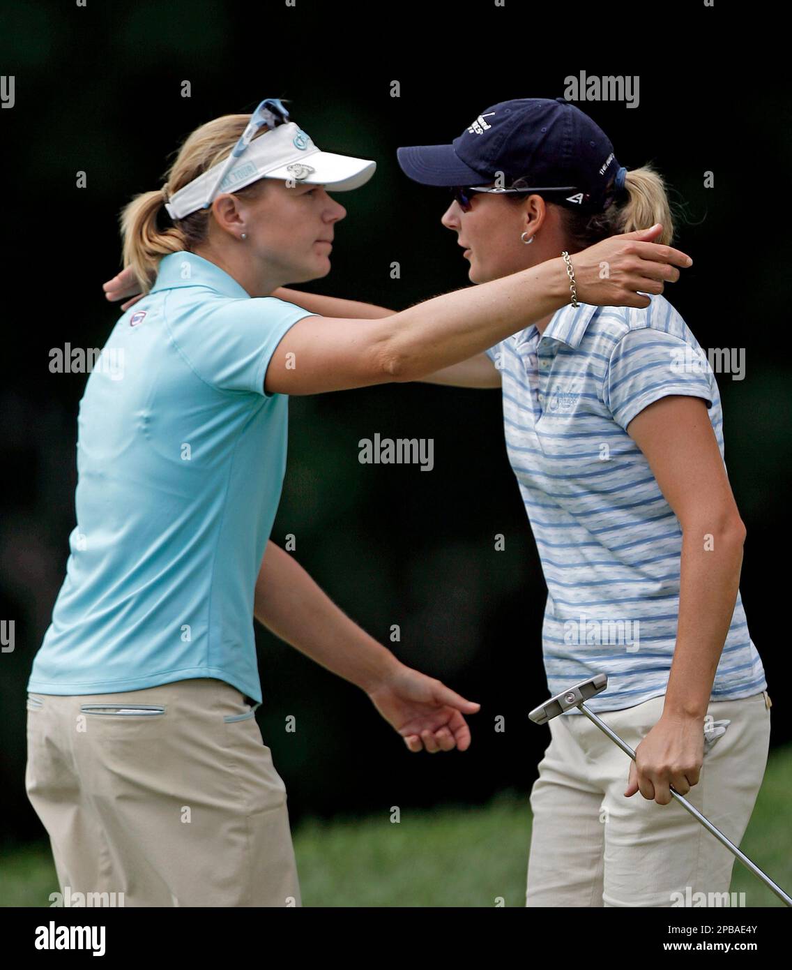 Annika Sorenstam, left, of Sweden, hugs Lindsey Wright, of Australia, after their second round match on the 16th hole at the LPGA HSBC Women's World Match Play Golf Championship at Wykagyl Country Club Friday, July 20, 2007 in New Rochelle, N.Y. Wright won the match 3-up. (AP Photo/Jason DeCrow) Banque D'Images