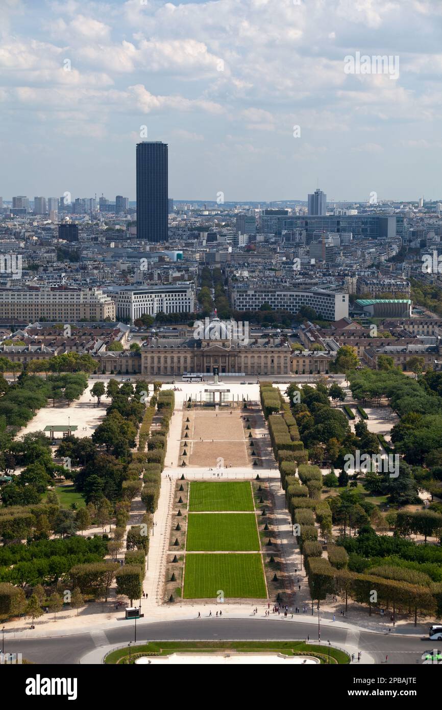 Vue sur le champ de Mars depuis la Tour Eiffel. Nous pouvons aussi voir le mur pour la paix, l'École militaire et le Tour Montparnasse en arrière-plan. Banque D'Images