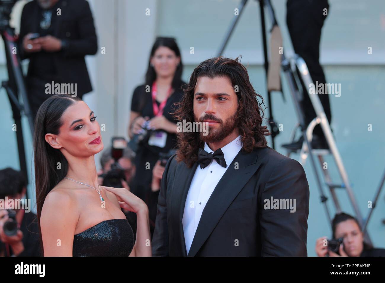 CAN Yaman Francesca Chillemi tapis rouge 2022 Venezia 79. Mostra Internazionale d’Arte Cinematografica Banque D'Images