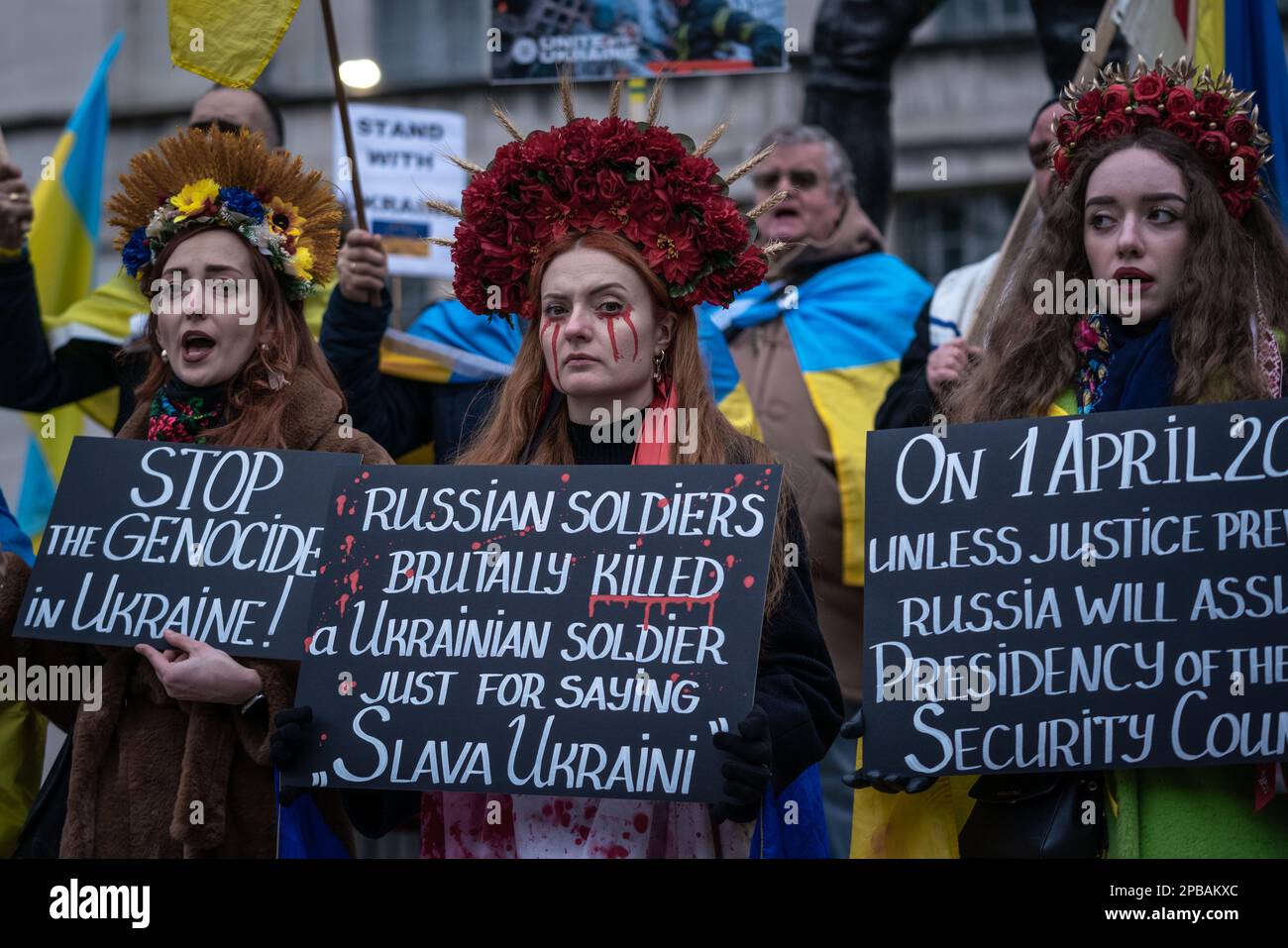 Londres, Royaume-Uni. 11th mars 2023. Des militants et des partisans britanniques-ukrainiens protestent à Westminster contre l'invasion russe en cours et les crimes de guerre en Ukraine. Dans une vidéo récente téléchargée sur Telegram, prétendument par des soldats russes, un prisonnier de guerre ukrainien, non armé, est abattu plusieurs fois par ses ravisseurs russes peu après avoir dit : « gloire à l'Ukraine ». Il tombe morts au sol. La vidéo a conduit à une enquête sur les crimes de guerre et, en Ukraine, à une bataille sur l'identité d'un homme salué comme un héros national et un symbole de résistance. Credit: Guy Corbishley/Alamy Live News Banque D'Images