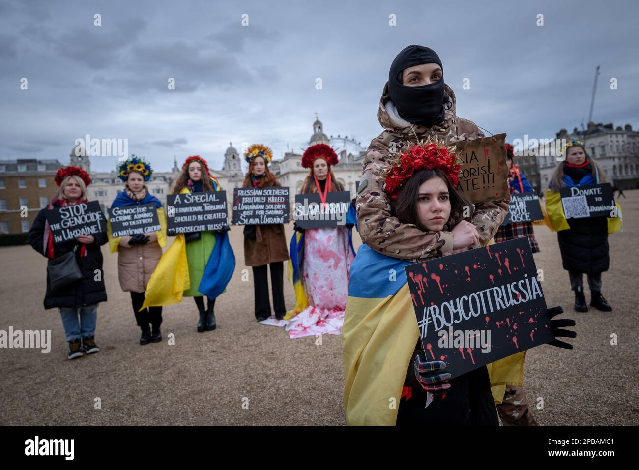 Londres, Royaume-Uni. 11th mars 2023. Des militants et des partisans britanniques-ukrainiens protestent à Westminster contre l'invasion russe en cours et les crimes de guerre en Ukraine. Dans une vidéo récente téléchargée sur Telegram, prétendument par des soldats russes, un prisonnier de guerre ukrainien, non armé, est abattu plusieurs fois par ses ravisseurs russes peu après avoir dit : « gloire à l'Ukraine ». Il tombe morts au sol. La vidéo a conduit à une enquête sur les crimes de guerre et, en Ukraine, à une bataille sur l'identité d'un homme salué comme un héros national et un symbole de résistance. Credit: Guy Corbishley/Alamy Live News Banque D'Images