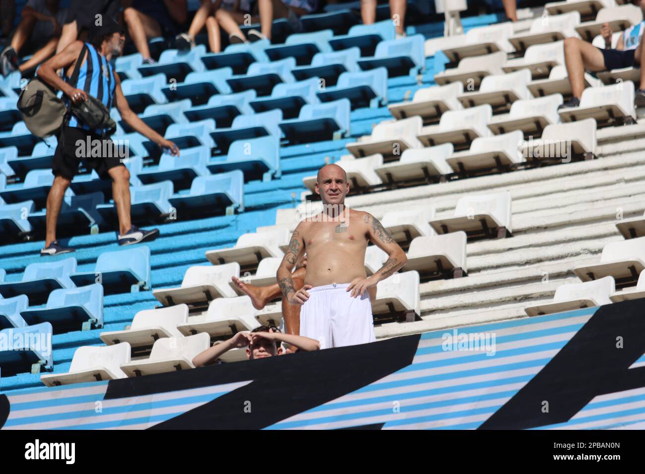 Avellaneda, Argentine, 12, mars 2023. Les fans ont soutenu la chaleur pendant le match entre Racing Club vs. Club Atletico Sarmiento, match 7, Professional Soccer League of Argentina 2023 (Liga Profesional de Futbol 2023 - Torneo Binance). Crédit: Fabideciria. Banque D'Images