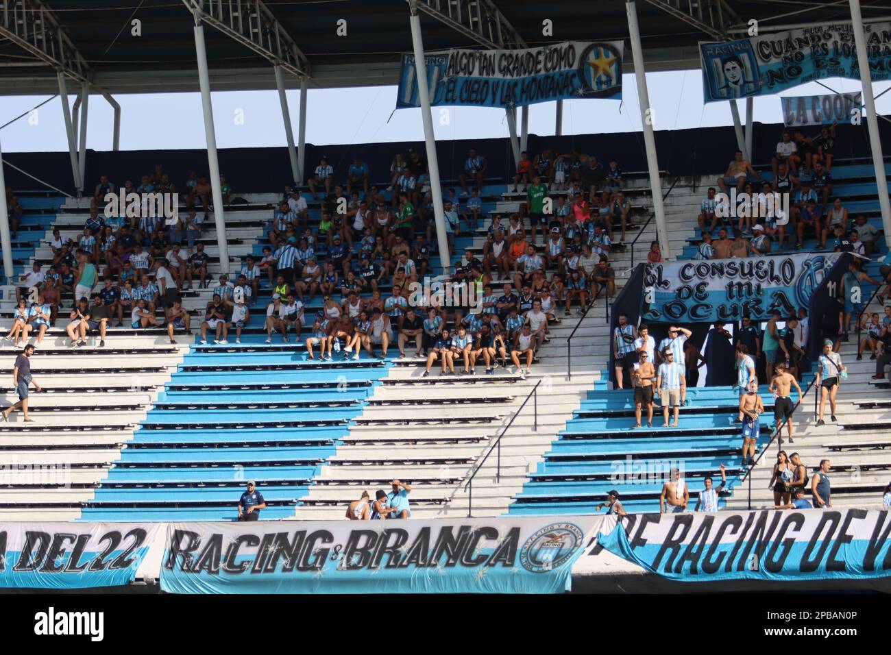 Avellaneda, Argentine, 12, mars 2023. Les fans ont soutenu la chaleur pendant le match entre Racing Club vs. Club Atletico Sarmiento, match 7, Professional Soccer League of Argentina 2023 (Liga Profesional de Futbol 2023 - Torneo Binance). Crédit: Fabideciria. Banque D'Images
