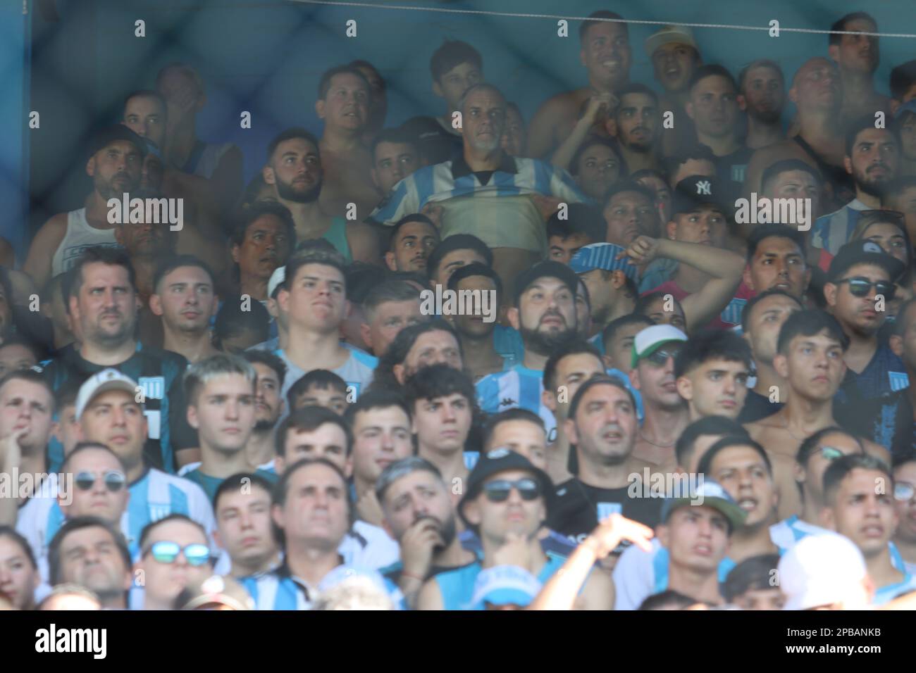 Avellaneda, Argentine, 12, mars 2023. Les fans ont soutenu la chaleur pendant le match entre Racing Club vs. Club Atletico Sarmiento, match 7, Professional Soccer League of Argentina 2023 (Liga Profesional de Futbol 2023 - Torneo Binance). Crédit: Fabideciria. Banque D'Images