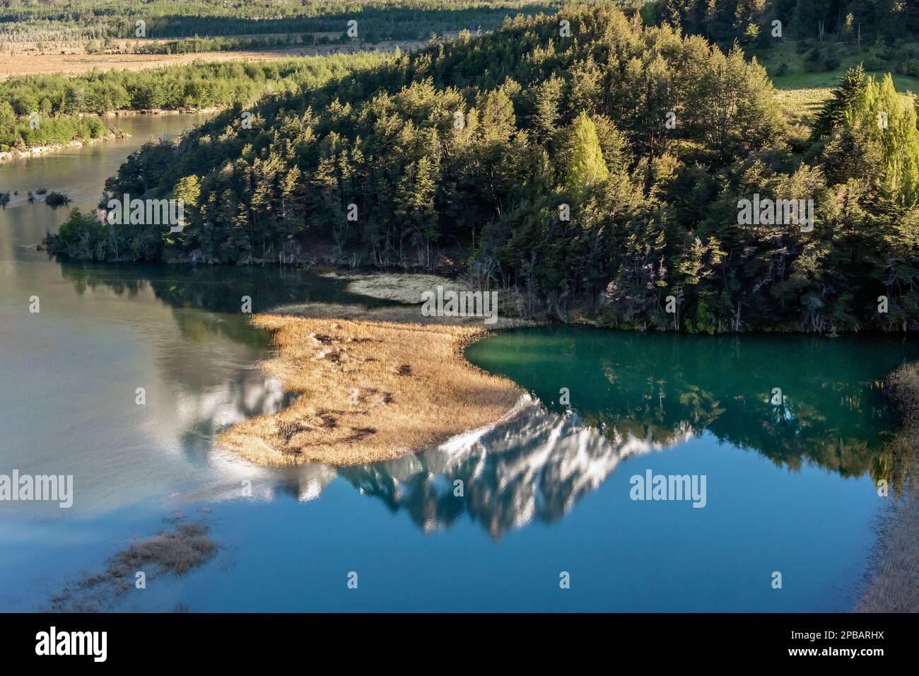 Ibanez Valle de la rivière, Mirador Confluencia avec le reflet de la Cordillera Castillo, Carretera Austral, Patagonie, Chili Banque D'Images