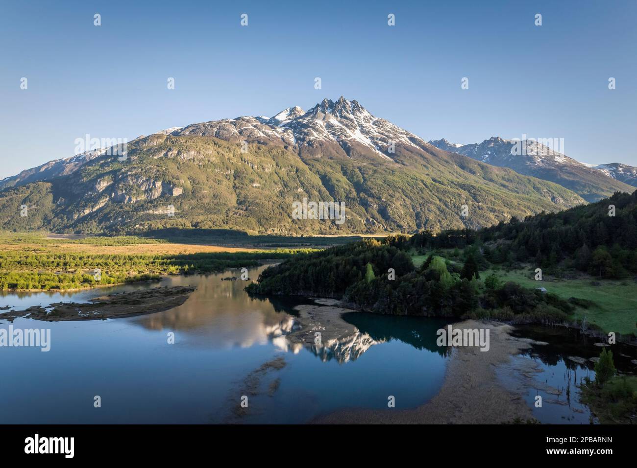 Cordillera Castillo se reflète dans la rivière Ibanez Mirador Confluencia, Carretera Austral près de Lago Verde, Patagonie Banque D'Images