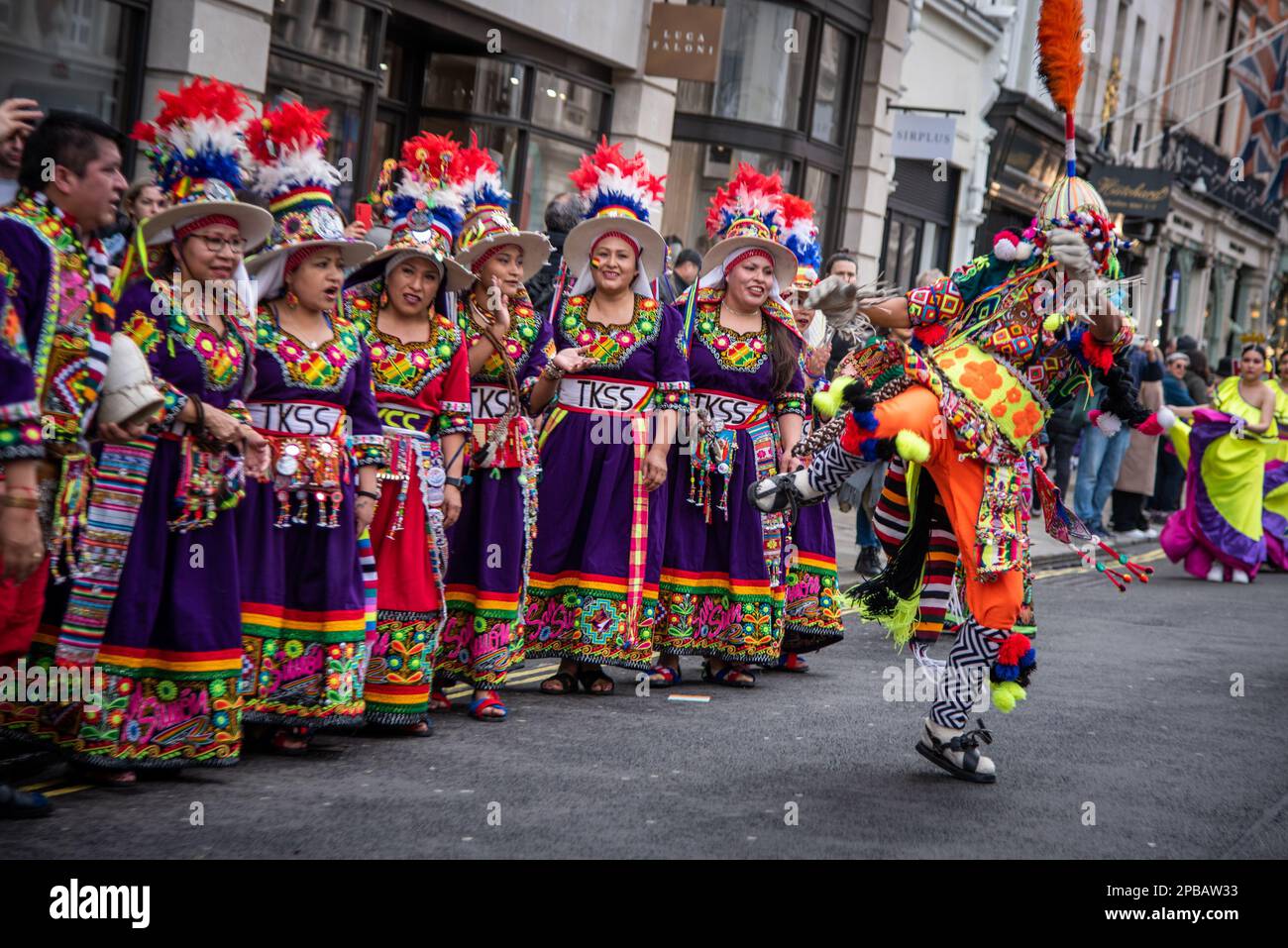 Londres, Royaume-Uni. 12th mars 2023. Les artistes participent à la parade et au festival de la St Patrick dans le centre de Londres. Le shindig annuel du maire est devenu un point fort du calendrier culturel de Londres, alors que les Londoniens et les visiteurs s'unissent pour célébrer la grande contribution des Irlandais à la ville. Plus de 50 000 personnes devaient se joindre à la procession annuelle des groupes irlandais de marche, des troupes de danse et de l'infanterie. Crédit : SOPA Images Limited/Alamy Live News Banque D'Images