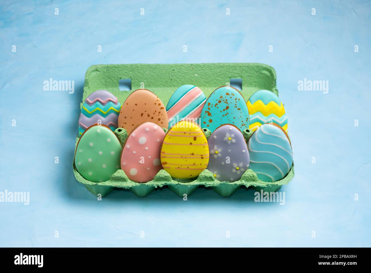 Biscuits au gingembre faits maison pour Pâques. Biscuits en forme d'œuf placés sur un plateau à œufs Concept de vacances de Pâques. Banque D'Images