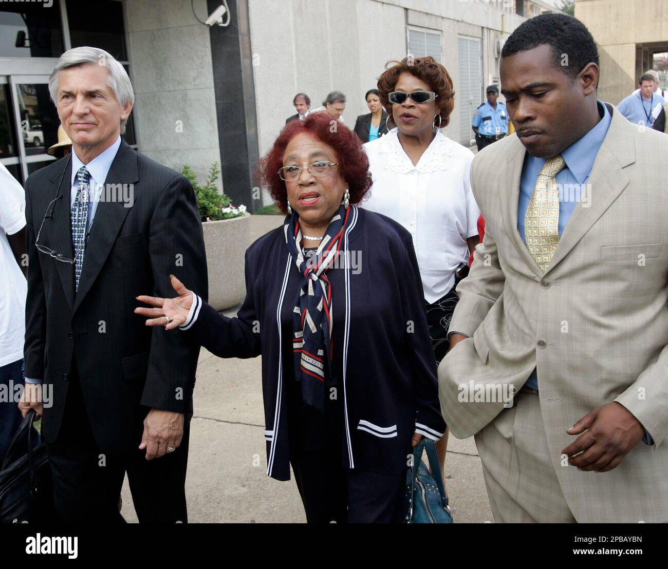 Former state Sen. Kathryn Bowers, center, walks with her attorney, William Massey, left, and friend Herman Williams, right, as she leaves Federal Court in Memphis, Tenn. after pleading guilty to bribery Monday, July 16, 2007. Bowers, a Memphis Democrat, was indicted in the undercover public corruption probe dubbed Tennessee Waltz. (AP Photo/Mark Humphrey) Banque D'Images