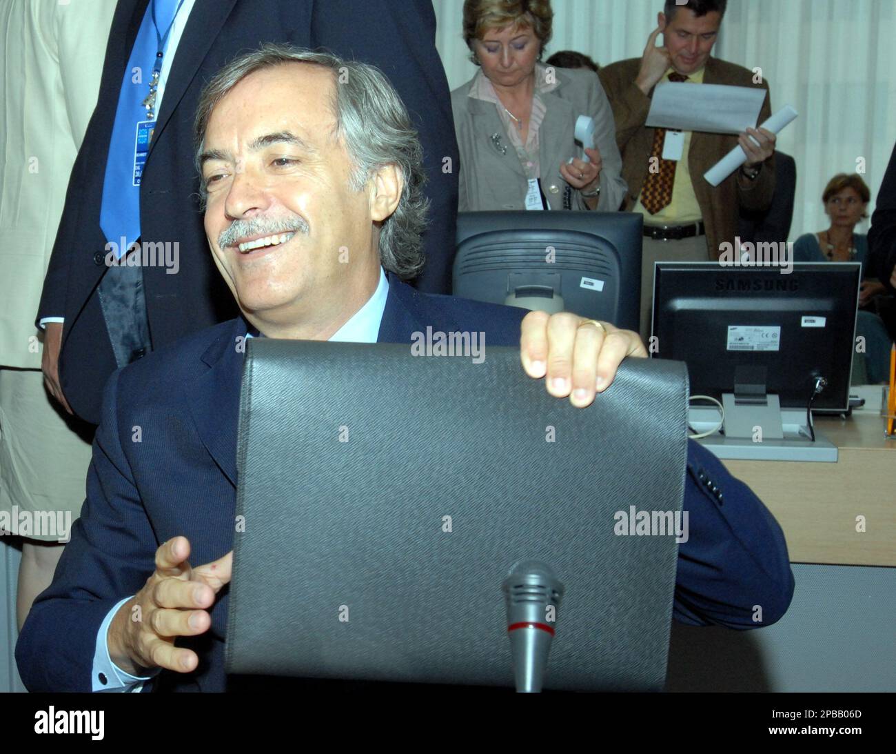 Portugal's Agriculture Minister Jaime Silva puts his attache-case away prior to the start of the European Union Agriculture Council of Ministers held at the EU Council Building in Brussels, Monday July 16, 2007. (AP Photo/Thierry Charlier) Banque D'Images