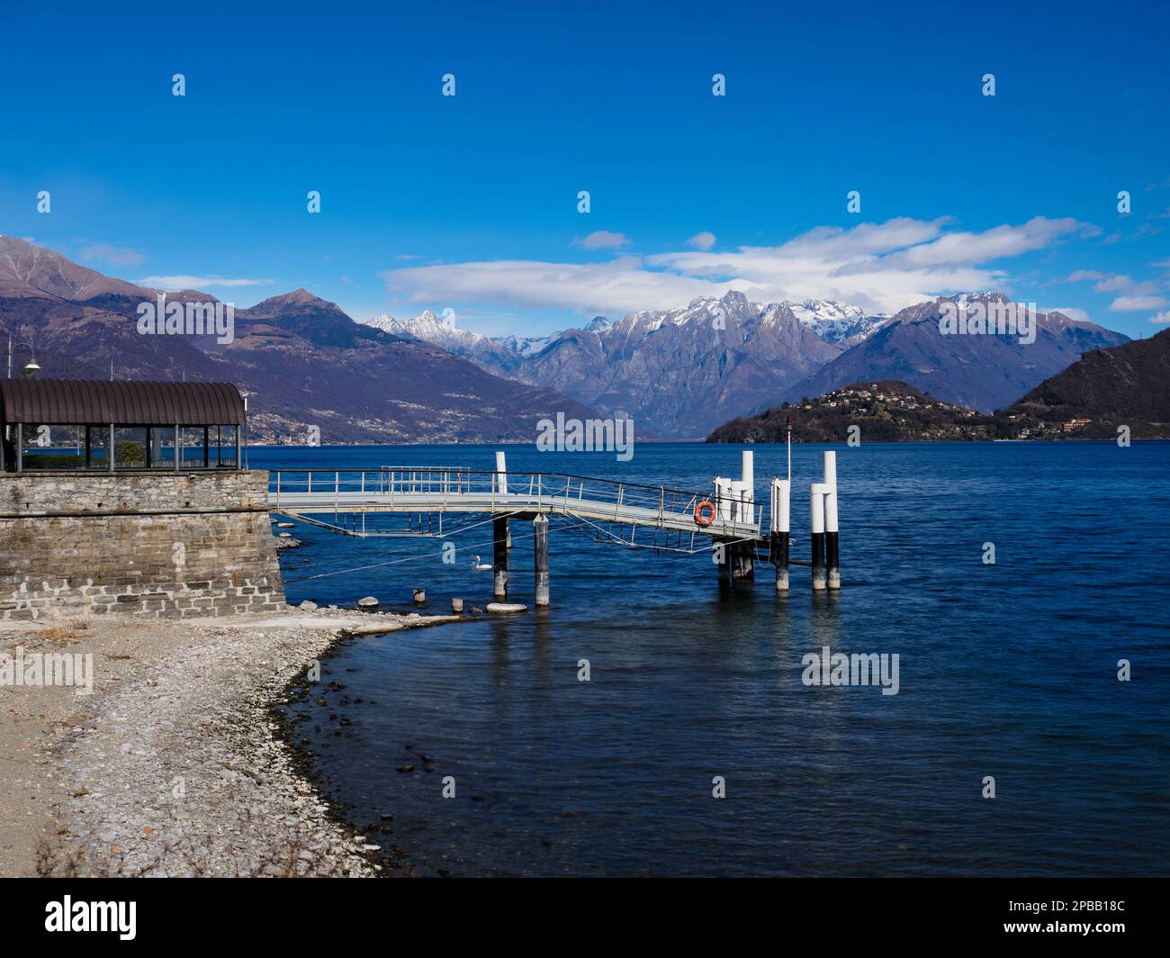 Quai de ferry sur le lac de Côme Banque D'Images