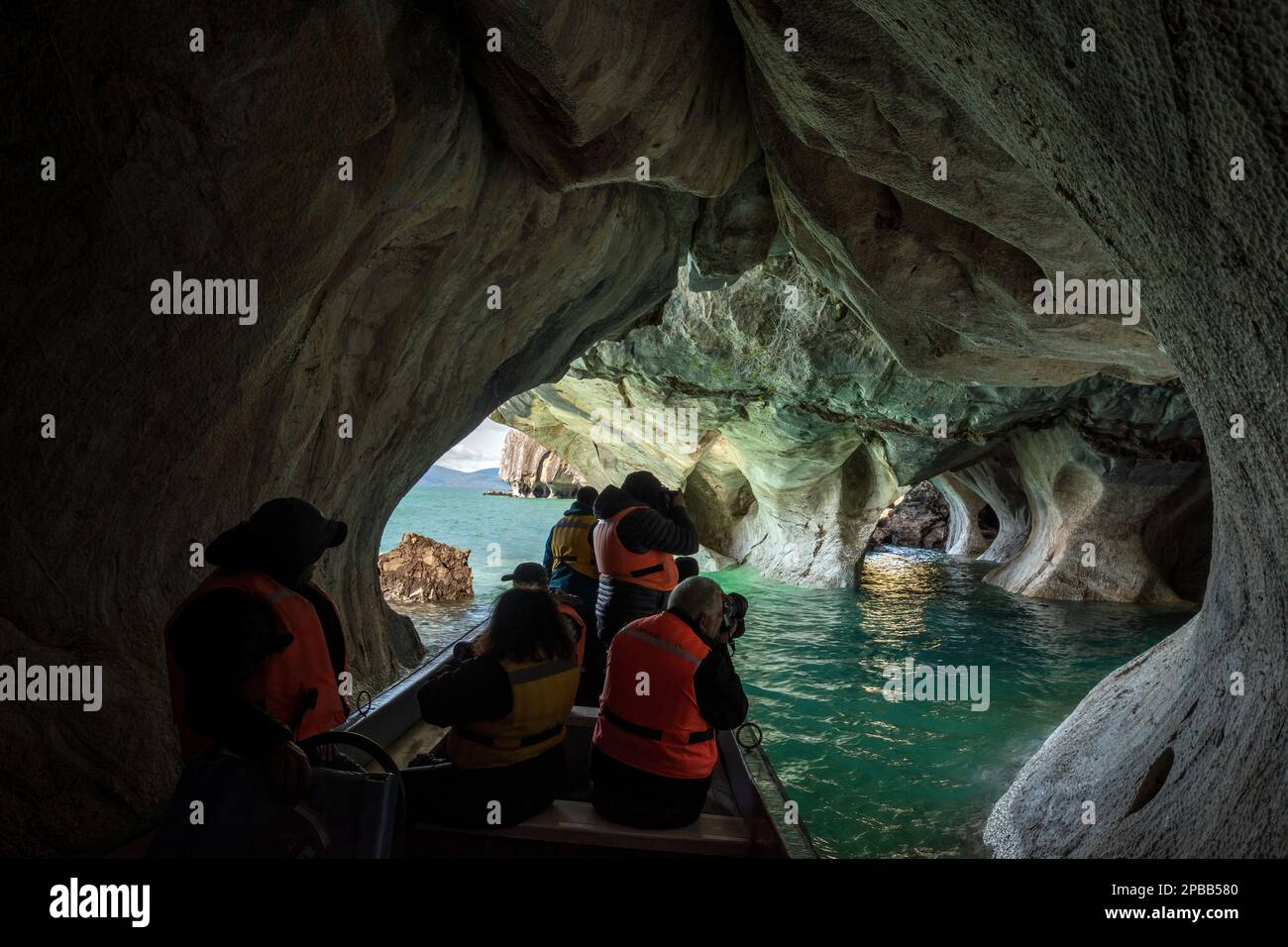 Photographier à l'intérieur de la grotte de marbre, Lago General Carrera, Patagonie Banque D'Images