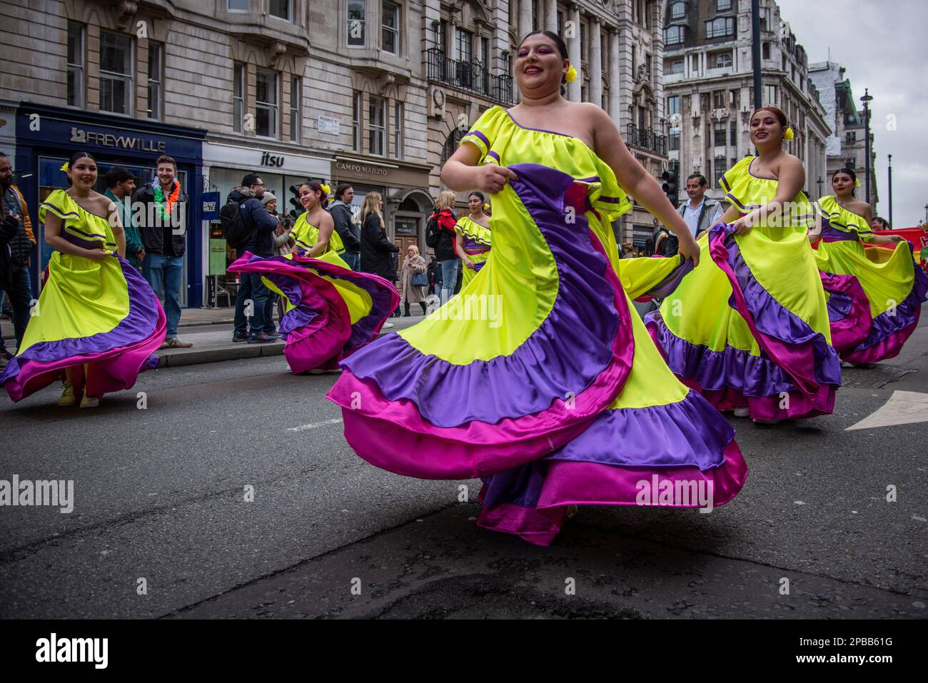 Londres, Royaume-Uni. 12th mars 2023. Les artistes participent à la parade et au festival de la St Patrick dans le centre de Londres. Le shindig annuel du maire est devenu un point fort du calendrier culturel de Londres, alors que les Londoniens et les visiteurs s'unissent pour célébrer la grande contribution des Irlandais à la ville. Plus de 50 000 personnes devaient se joindre à la procession annuelle des groupes irlandais de marche, des troupes de danse et de l'infanterie. (Photo de Loredana Sangiuliano/SOPA Images/Sipa USA) crédit: SIPA USA/Alay Live News Banque D'Images