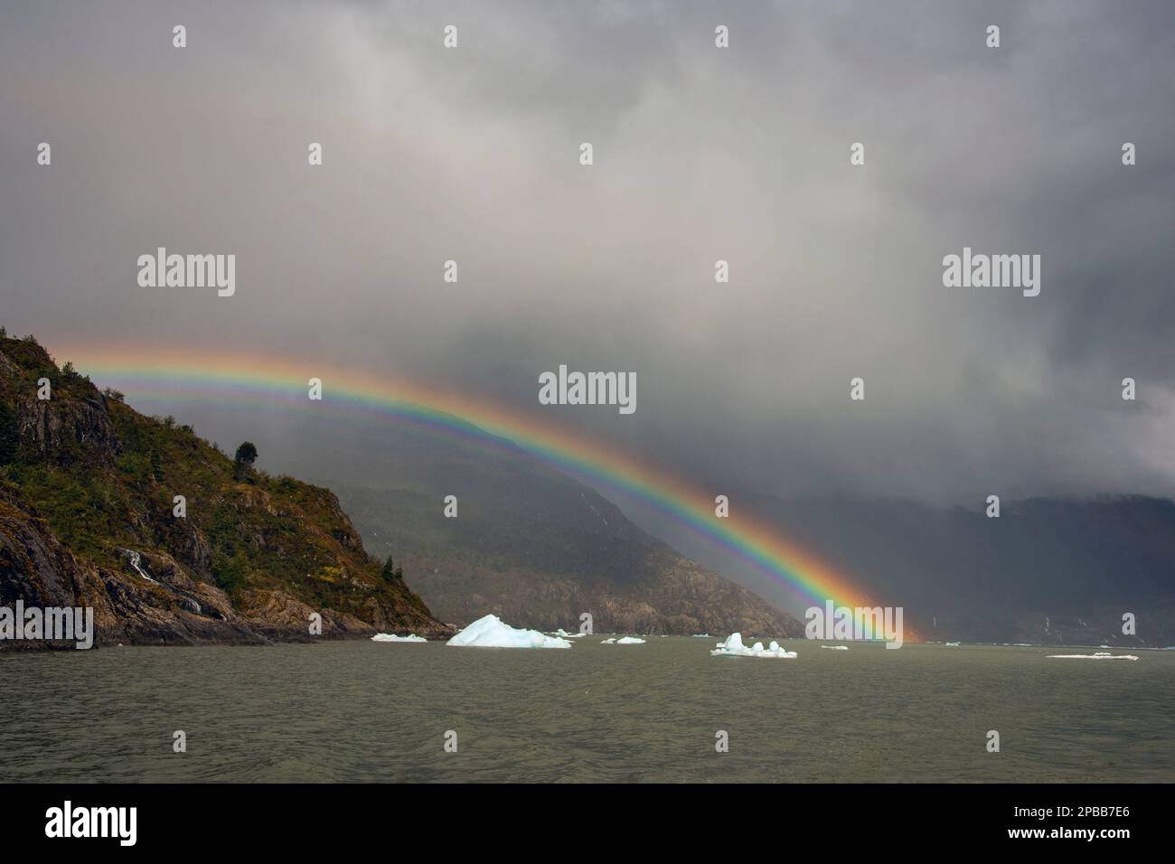Après avoir photographié des icefloes du glacier Jorge Monte, un arc-en-ciel est apparu en fin de journée, Patagonia Banque D'Images