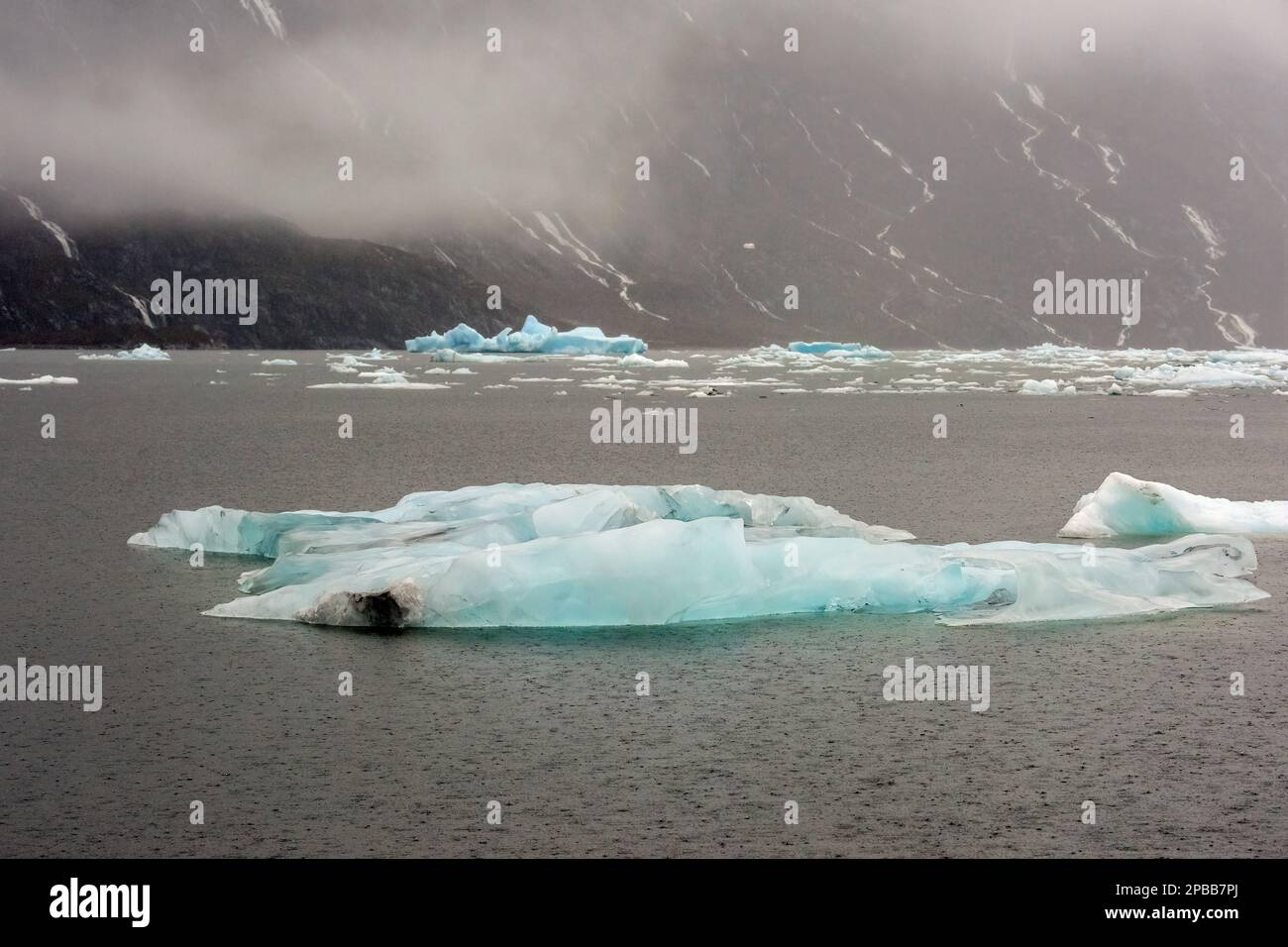 Floes de glace, brumes et cascades sous la pluie près du glacier Jorge Montt, Patagonie, Chili Banque D'Images
