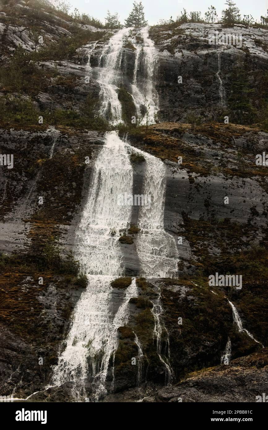 Cascade sur les falaises de Caleta Tortel, Patagonie, Chili Banque D'Images